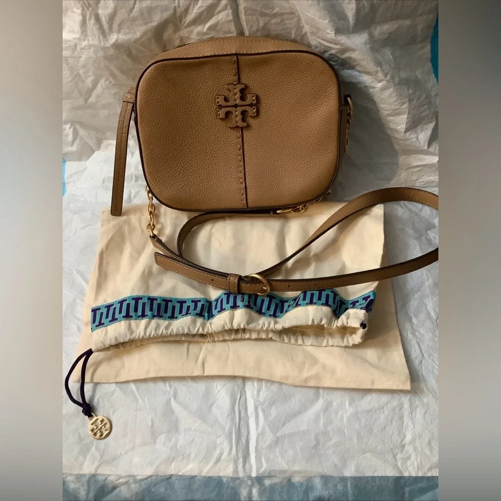 Tory Burch McGraw Camera Bag With Chain Strap And Dustbag Tan-Tiramisu Color​ - Picture 2 of 9